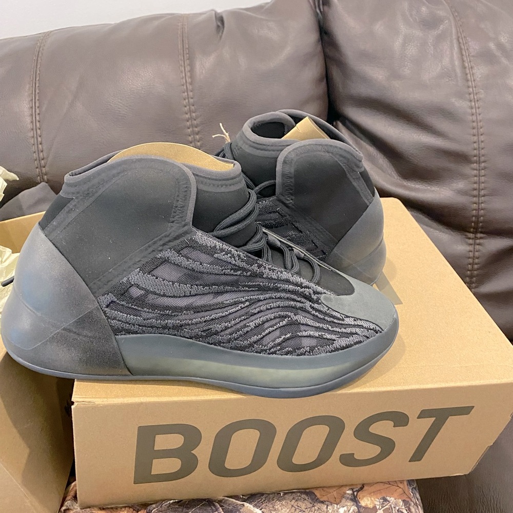 Yeezy quantum ‘onyx’ basketball sneakers